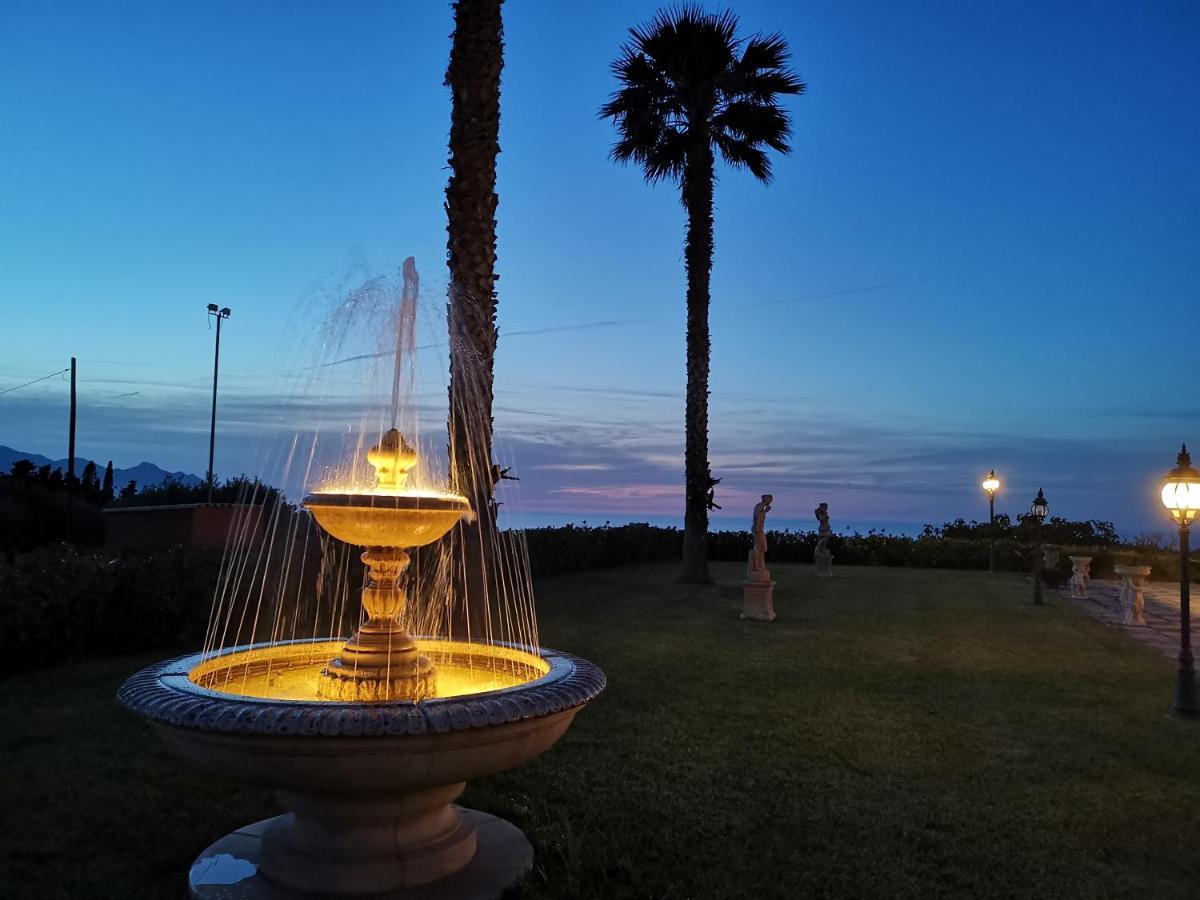 ホテル Il Giardino Monticciolo カステッランマーレ・デル・ゴルフォ エクステリア 写真